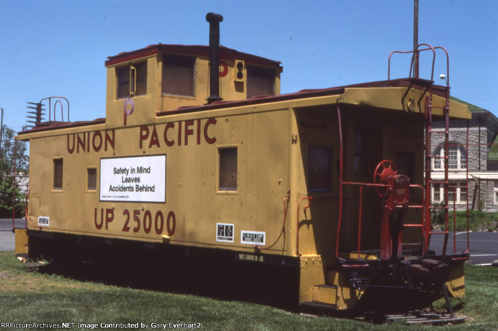 UP Caboose #25000 - Union Pacific